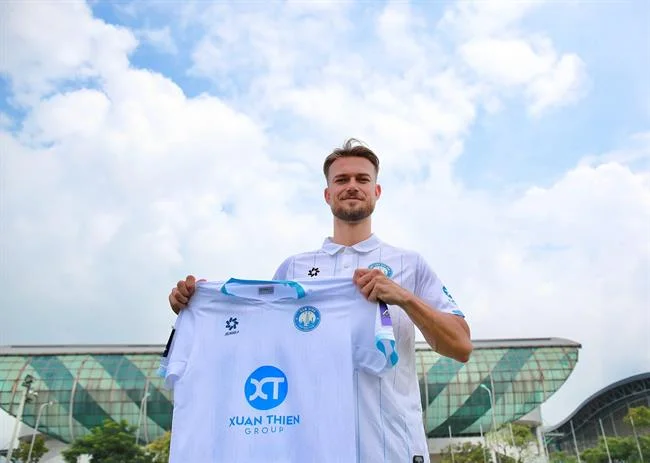 Cầu thủ bóng đá đang thi đấu trên sân cỏ, minh họa luật chơi bóng đá và các lựa chọn cá cược tại fu88 login.